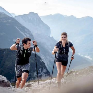 Bâtons de Randonnée Carbone Ultra Légers 135 cm – Télescopiques, Antichoc, Pointe Tungstène, Lot de 2 pour Trekking et Alpinisme